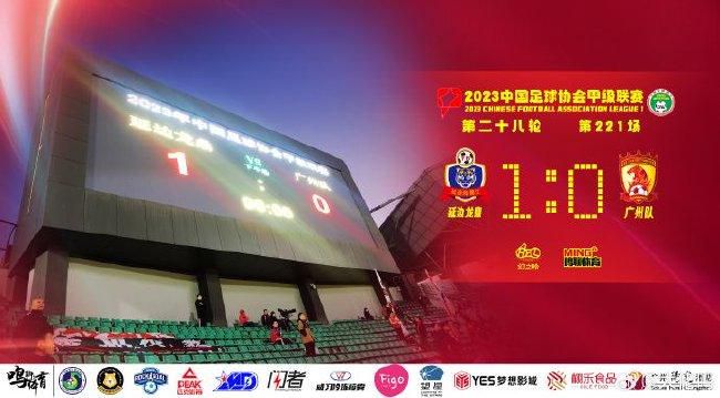 巧克力棒戳进甜甜圈视频